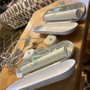 Philips White Electric Toothbrush Set